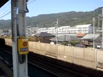 Ein EMU 683 als Limited Express  Thunderbird  von Osaka nach Kanazawadurchfährt den Bahnhof von Karasaki (25.09.2013)